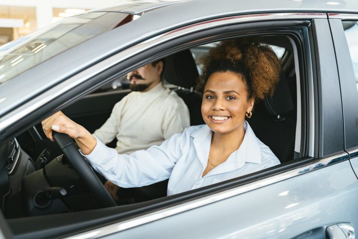 Pani uśmiecha się do kamery bo razem z mężem korzysta z car-sharing