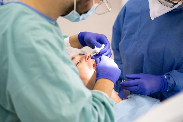 Implanty dentystyczne Olsztyn – trwała odbudowa zębów w nowoczesnym gabinecie stomatologicznym, zapewniająca naturalny wygląd i funkcję.