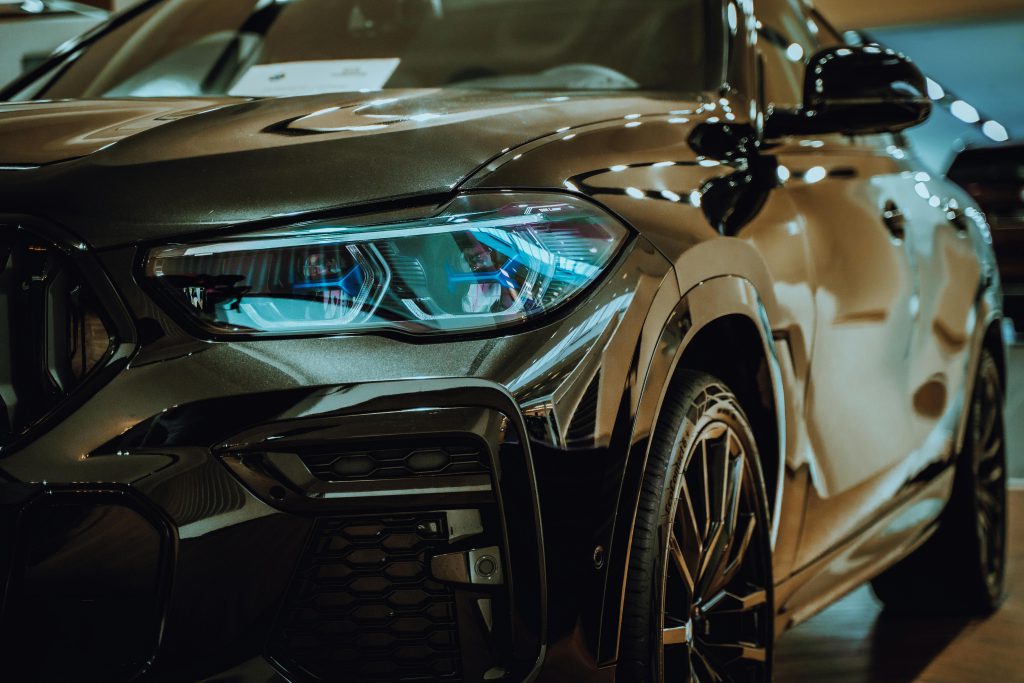 Profesjonalny auto detailing w Gdańsku – lakier lśni jak nowy po wieloetapowej renowacji. 