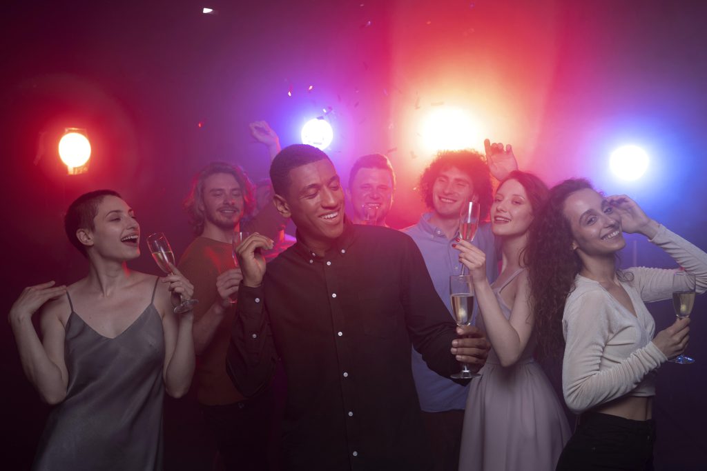 Ekskluzywna strefa night club VIP w Krakowie z komfortowymi lożami i eleganckim wnętrzem, idealna na wyjątkową nocną zabawę.

